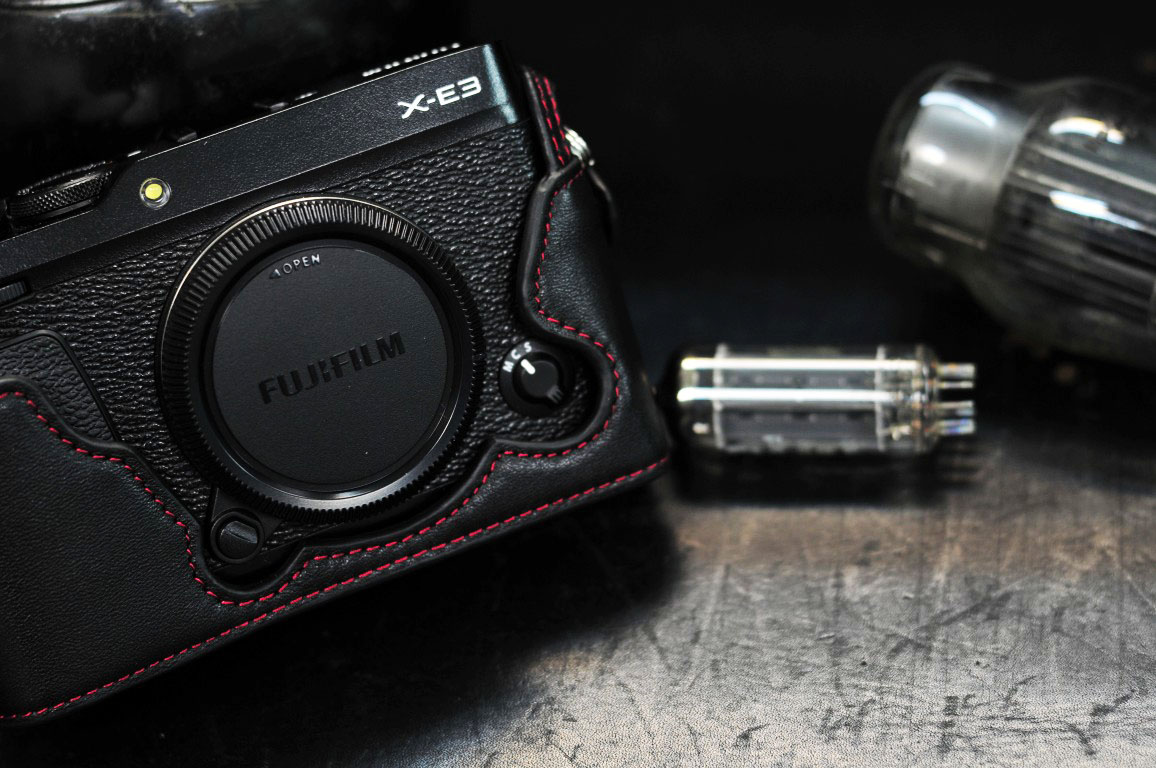 Zakao PU Fullbody Bottom Opening Version Protective Leather Camera Case Bag for Fujifilm Fuji X-E3 XE3 23mm Lens with Shoulder Strap and Mini Bag X-E3 Camera Case Black 