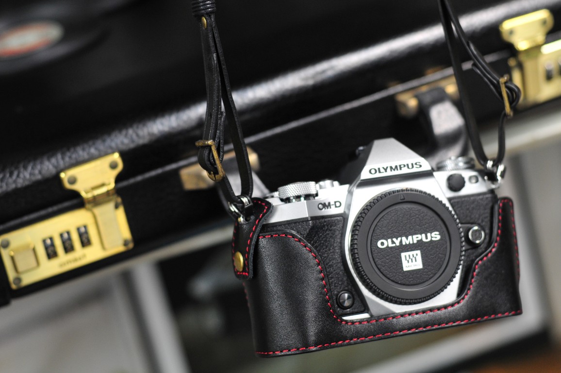 Olympus OM-D E-M5 II 相機皮套 Leather case オリンパスOM-D E-M5 II カメラケース by KAZA